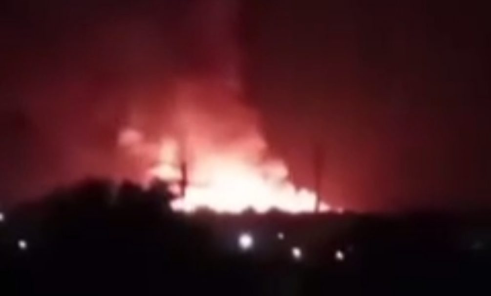 «Десятки взрывов, всё в огне»: ВСУ поразили военный аэродром и нефтебазу в Ростовской области 