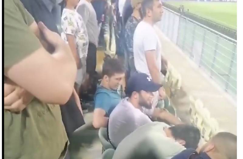 Группа молодых болельщиков в Дагестане демонстративно отказалась встать во время гимна России 