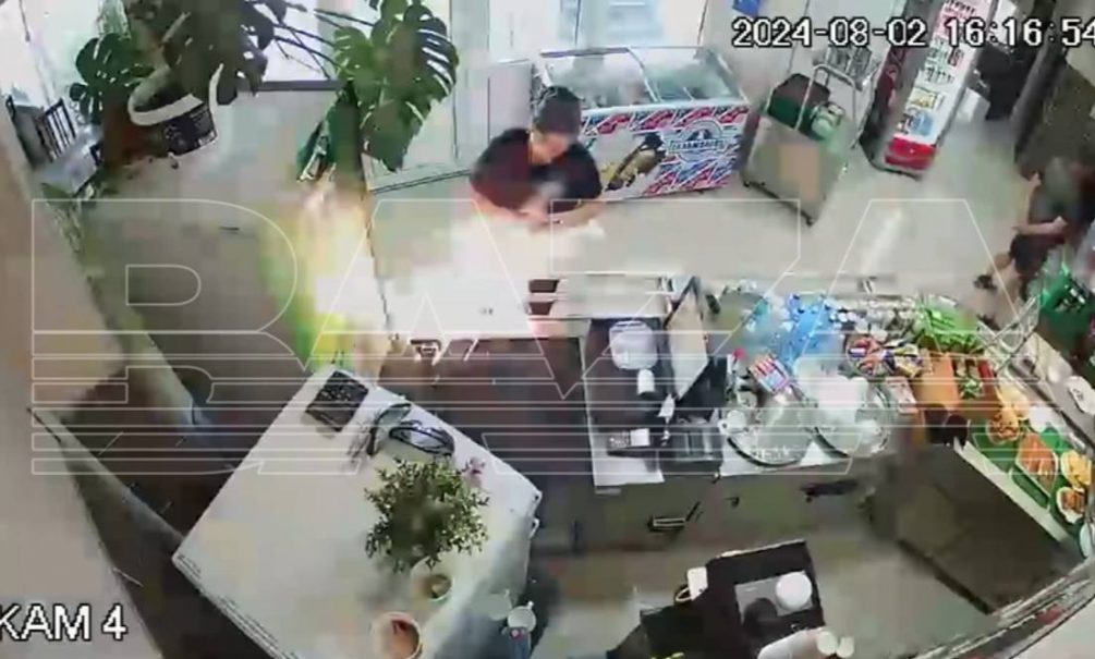 В севастопольском кафе произошёл взрыв: одну из сотрудниц госпитализировали 