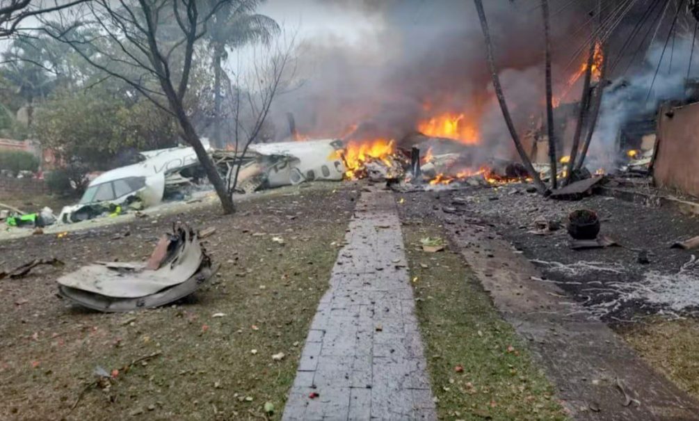 Никто не выжил: пассажирский самолет рухнул во дворе дома рядом с Сан-Паулу 