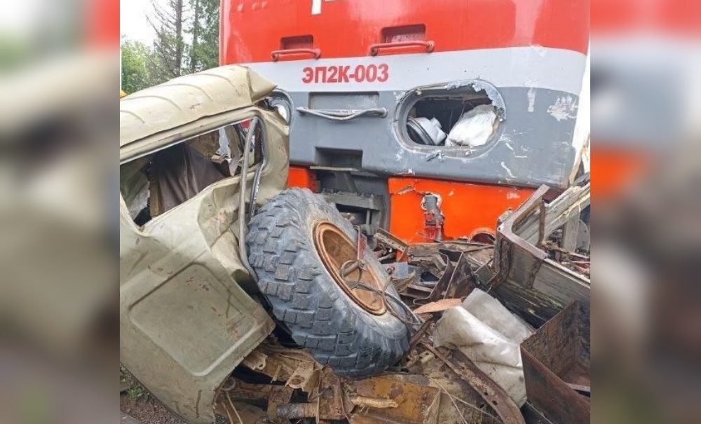 Пассажирский поезд «Уренгой – Москва» столкнулся с грузовиком в Пермском крае 