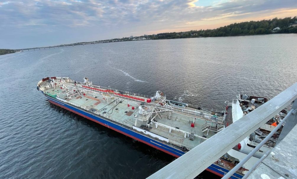 Искры во все стороны: момент столкновения танкера с мостом на Волге появился в сети