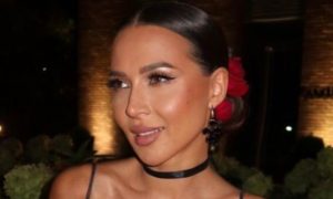 «Как Бритни Спирс»: полуобнажённая Валерия Чекалина поцеловала питона