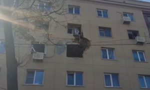 Появилось видео удара беспилотника ВСУ по многоэтажке в Курске