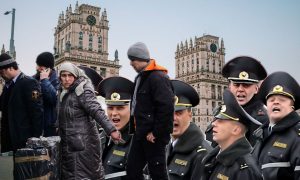 Пинком под зад: как в Беларуси с помощью законов покончили с преступностью мигрантов и диаспор