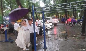 Вырывает окна и сносит машины: кадры разрушений супер-тайфуна во Вьетнаме выложили в сеть