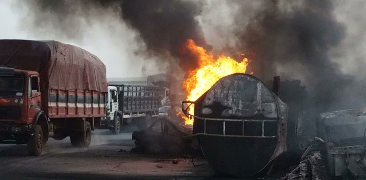 Около сотни человек погибли из-за взрыва бензовоза в Нигерии при попытке забрать топливо 