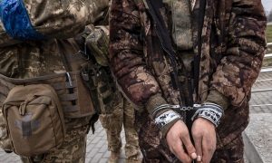 «Мне показывали, как его пытают»: СБУ заставляют мать российского солдата предать Родину