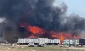 Трое сотрудников МЧС госпитализированы после пожара в торговом центре Каспийска