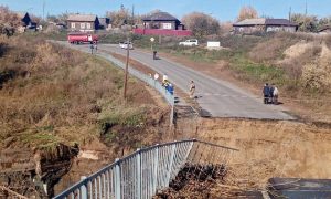 «Лето давно закончилось»: бурный поток размыл дорогу и снес мост в Алтайском крае