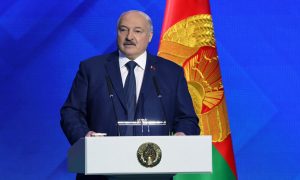 Кто лизнет глубже: Лукашенко пообещал выдвинуть Трампа на Нобелевскую премию мира