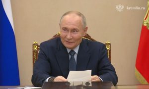 Сопоставим по мощи с ядерным оружием: Путин раскрыл тайны «Орешника» на экстренной встрече с руководством Минобороны и ОПК