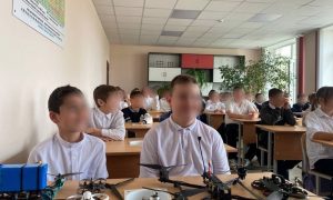 Урок «патриотизма и мужества»: в ставропольской сельской школе ученикам предложили топтать американский флаг