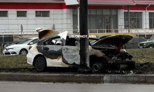 В Воронеже зумер въехал в столб и бросил в горящей машине свою девушку