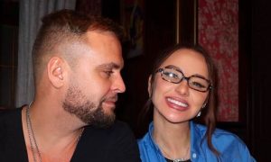 «Я тебя очень люблю!»: муж Анны Асти вышел на сцену во время её концерта и сделал подарок