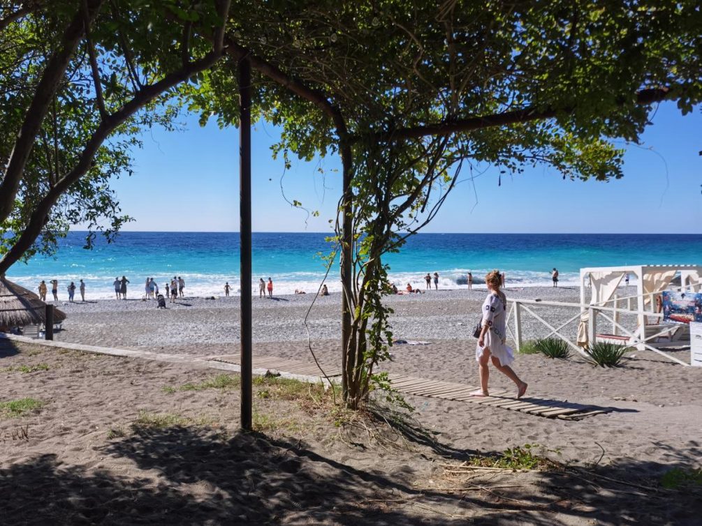 Абхазии нужны русские: как республика планирует «доить» туристов из России