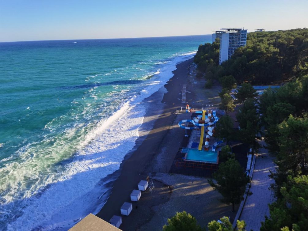 Абхазии нужны русские: как республика планирует «доить» туристов из России