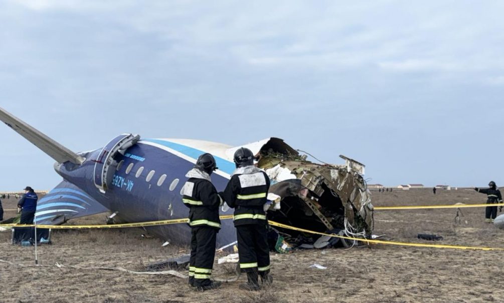 Опубликована полная запись переговоров экипажа разбившегося в Актау самолета: летчики сами выбрали, куда лететь, и они же заявили о птицах и взрыве баллона 