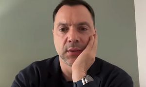Посажу на пожизненное: Арестович рассказал, что сделает с Зеленским в случае победы на выборах