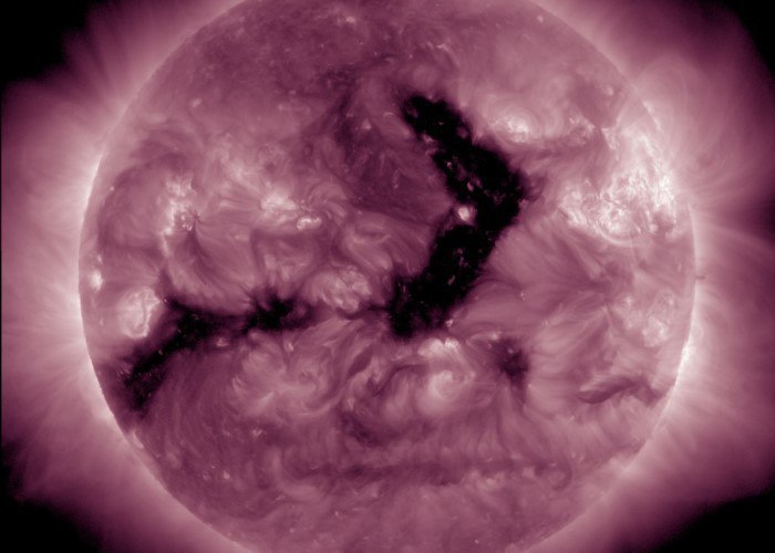На Солнце гигантская дыра: мощная магнитная буря накроет Землю в ближайшие часы 