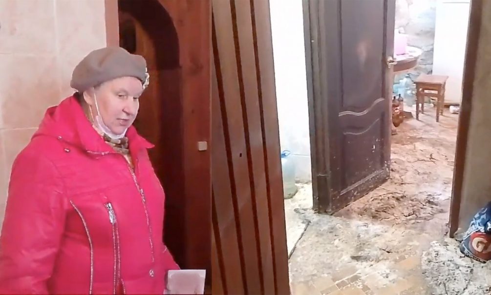 Невыносимый запах, сгнивший пол, нашествие крыс: жители Отрадного восемь лет живут в квартирах, залитых нечистотами