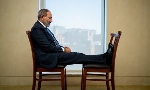 Два стула разъезжаются: Пашинян пообещал встретить 9 мая в Москве, но получил ультиматум от Евросоюза