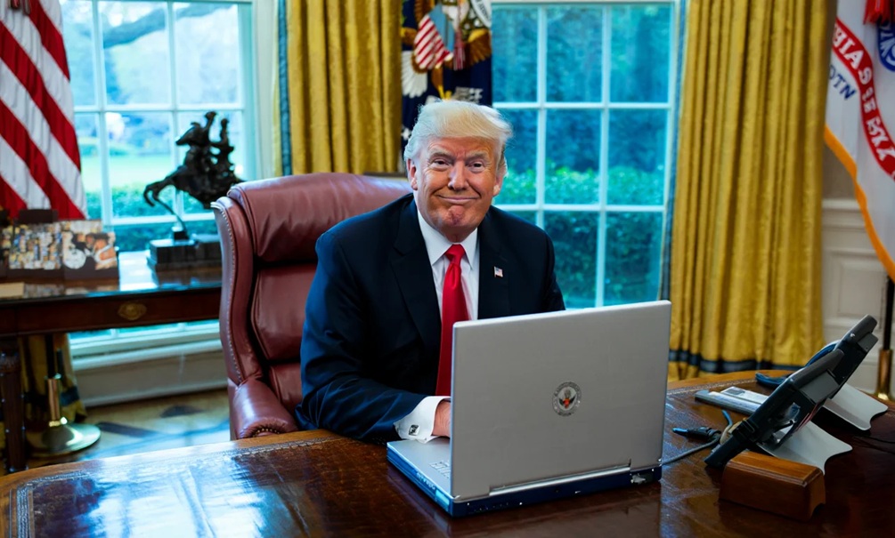 «Отнимите у Трампа твиттер»: словесный понос президента США начал раздражать, он превращается в Зеленского «Отнимите у Трампа твиттер»: словесный понос президента США начал раздражать, он превращается в Зеленского