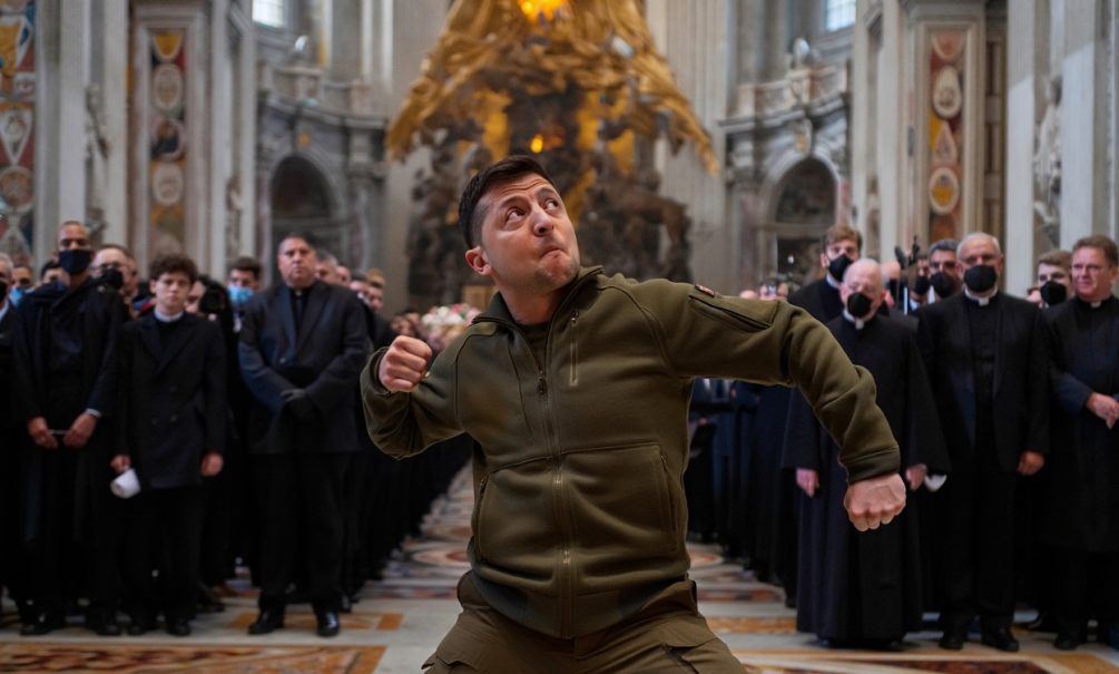 Устроит грандиозное шоу: названа цель поездки Зеленского на похороны Папы Римского 