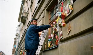 «Пасха — харам»: в Петербурге мигранты сняли с дома пасхальные украшения и оскорбили православный праздник