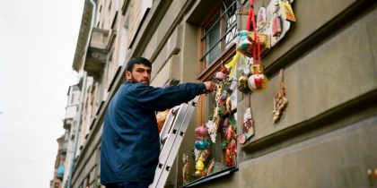 «Пасха — харам»: в Петербурге мигранты сняли с дома пасхальные украшения и оскорбили православный праздник