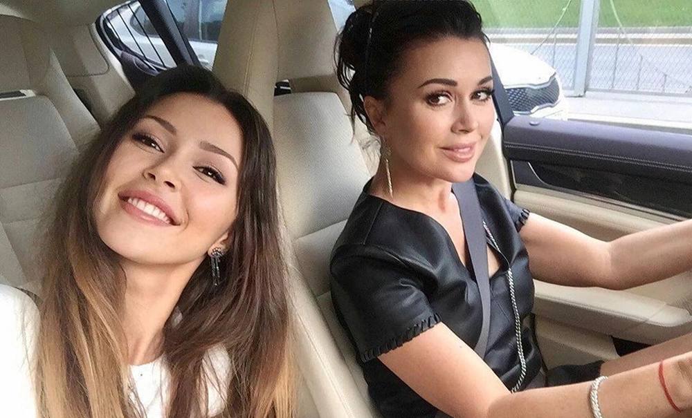 «Сделала подарок мамочке на день рождения»: дочь Заворотнюк откровенно о первых днях материнства 