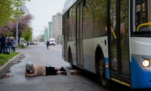 Упала под колеса: в Новосибирске по вине водителя пенсионерка выпала из автобуса