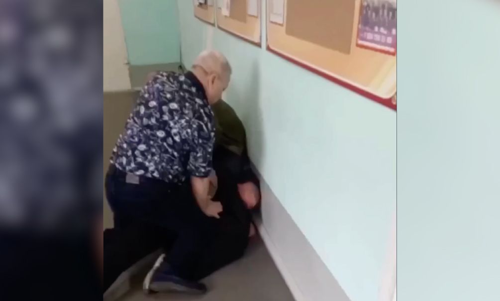 «Красавцы!»: в Челябинске учителя и школьник скрутили 25-летнего бодибилдера, ворвавшегося в школу 