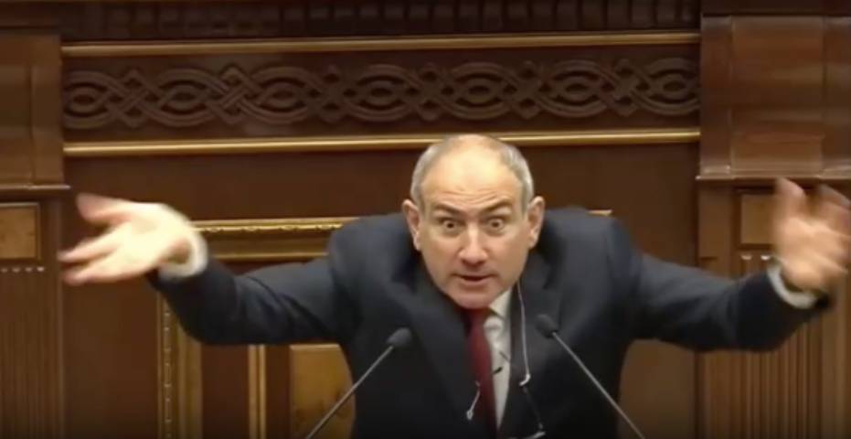 Переигрывает? Пашиняна подозрительно затрясло во время выступления в парламенте 