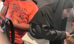 «Зачем меня за задницу трогать»: в волгоградской маршрутке мужчина домогался женщины в никабе