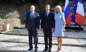 «Любитель бабушек с бородой»: в России поставили на место Макрона после угроз в адрес Путина