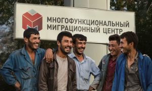 Российские чиновники пошли на поводу у мигрантов: нелегалам продлили срок пребывания до сентября