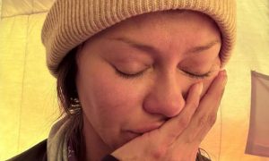 «Люди блюют, страшно на себя смотреть, все болит»: Боня показала шокирующие кадры с похода на Эверест