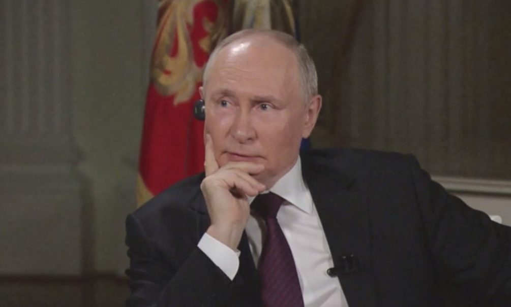 Микаэла смутилась, но не призналась: Путин пытался выяснить у сотрудницы завода ее зарплату 