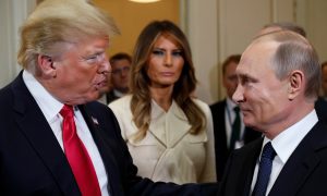 «Меланию тут любят больше»: Трамп приревновал жену после разговора с Путиным