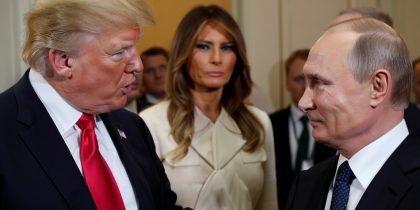 «Меланию тут любят больше»: Трамп приревновал жену после разговора с Путиным