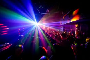 Qiz va erkak birinchi marta jinsiy aloqada bolgan video, qin yorilishi korsatilgan.