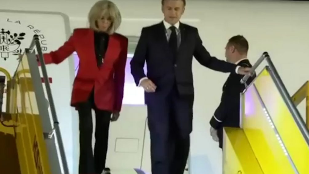 «Жан-Мишель дал леща Макрону»: Елисейский дворец признал — видео с пощёчиной реальное «Жан-Мишель дал леща Макрону»: Елисейский дворец признал — видео с пощёчиной реальное