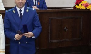 «Накачал препаратами и насиловал в кабинете»: прокурор получил всего 4 года за изнасилование подчинённой