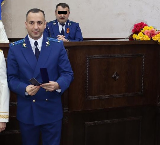«Накачал препаратами и насиловал в кабинете»: прокурор получил всего 4 года за изнасилование подчинённой «Накачал препаратами и насиловал в кабинете»: прокурор получил всего 4 года за изнасилование подчинённой