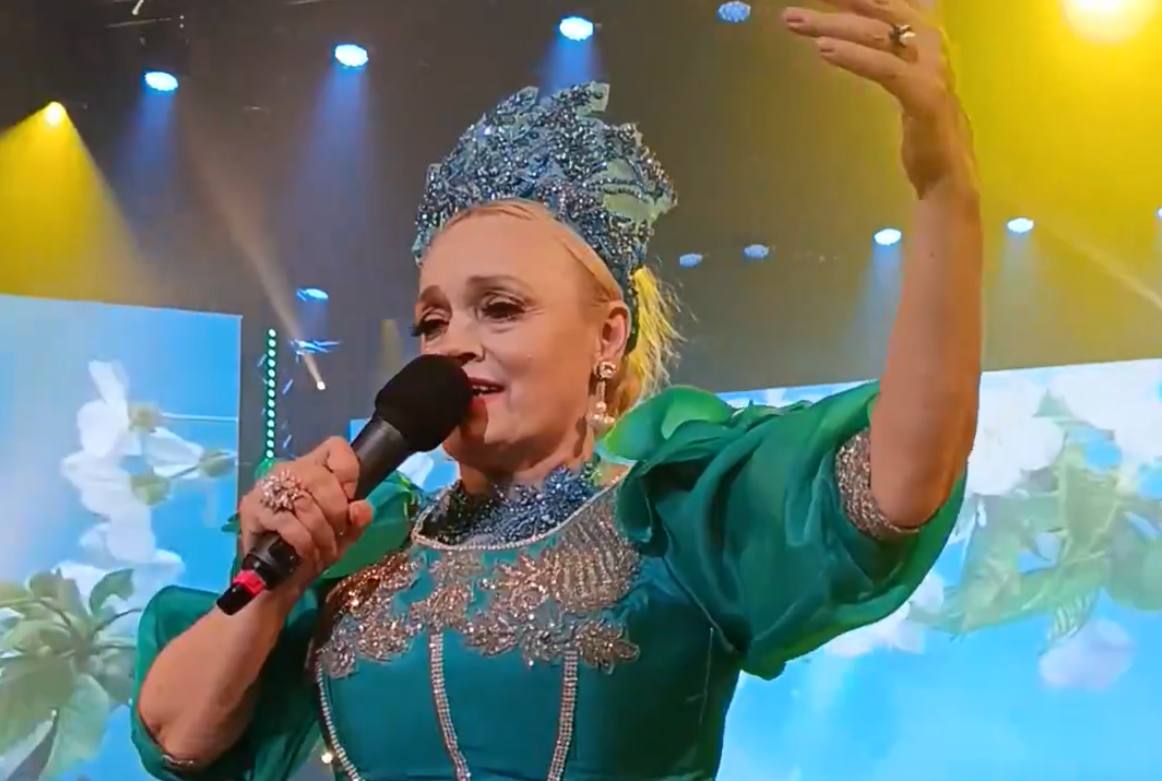 Выбежала на сцену и вцепилась в шею: фанатка напала на Надежду Кадышеву после концерта
