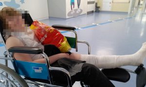 «Называли плаксой»: в подмосковной школе дети травили одноклассницу и сломали ей ногу
