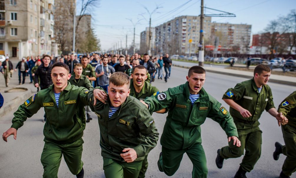 «Бунт против ТЦК»: на Украине сотни человек вышли против произвола охотников на людей «Бунт против ТЦК»: на Украине сотни человек вышли против произвола охотников на людей