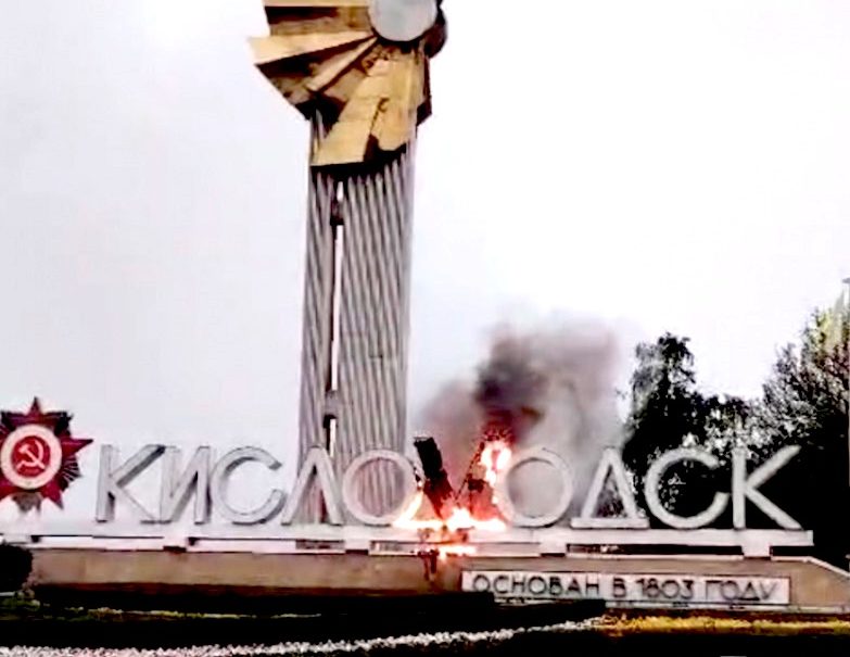 После очередного поджога символа СВО на въезде в Кисловодск глава города пообещал «уничтожить скрытых врагов» После очередного поджога символа СВО на въезде в Кисловодск глава города пообещал «уничтожить скрытых врагов»