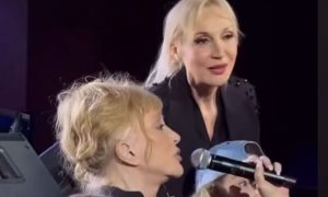 Кристина Орбакайте встала на колени перед Аллой Пугачёвой: видео